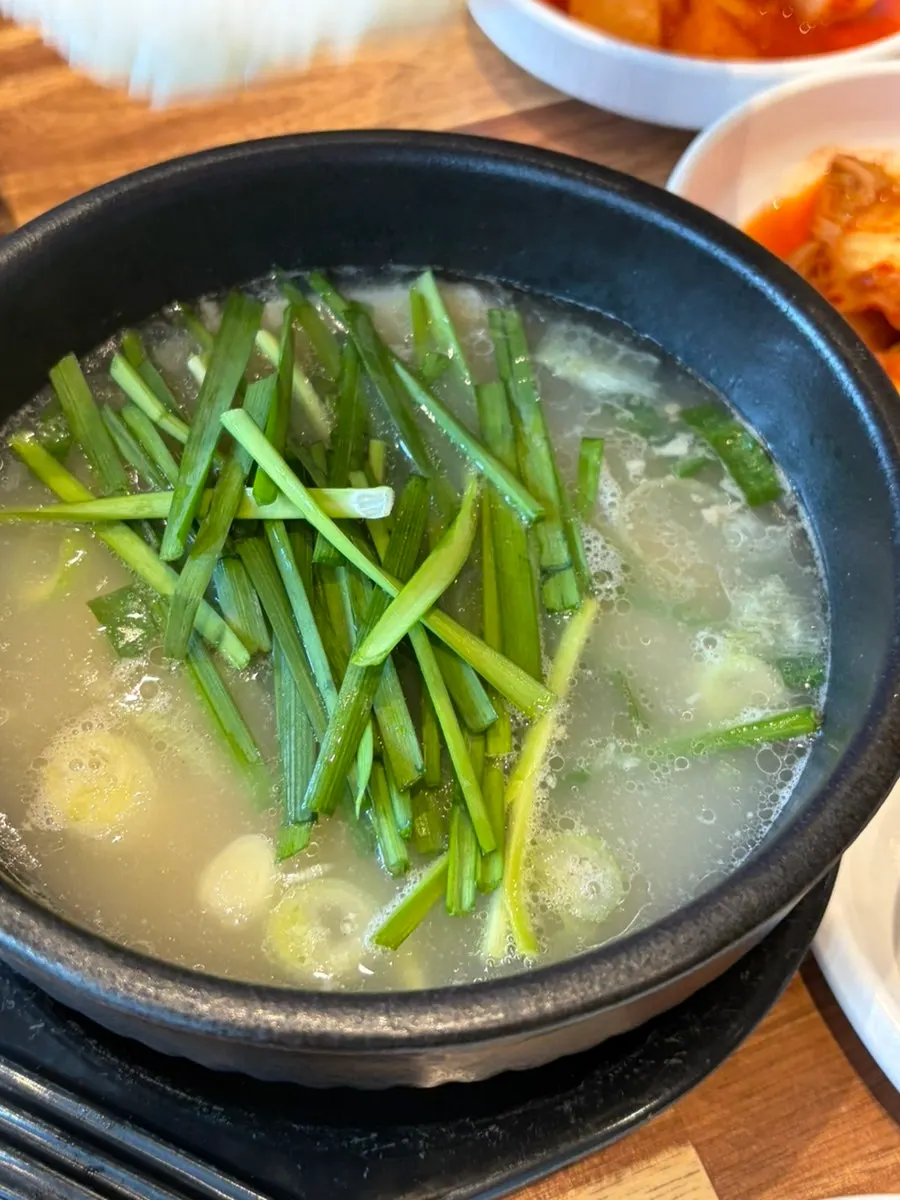부추와 수육으로 만든 국밥 조합