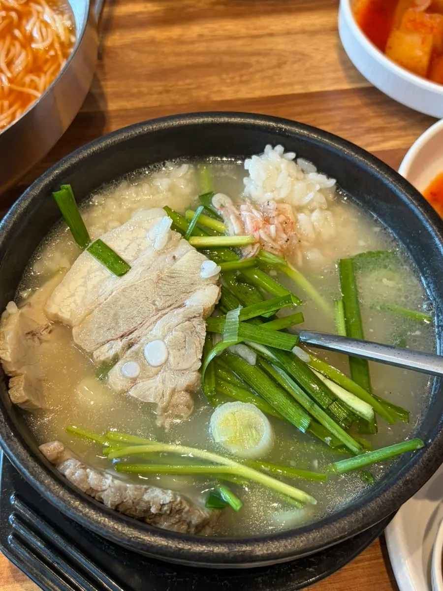공깃밥과 수육을 말아 먹는 방법