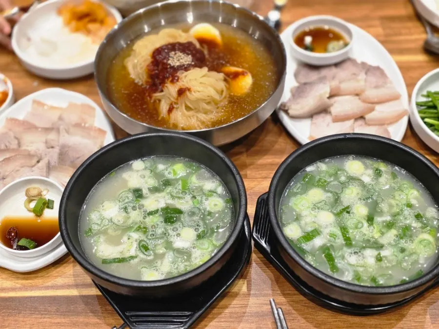 수육백반 2인분과 밀면 대 사이즈 한 상