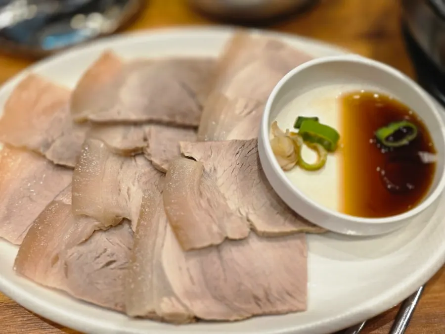 밑반찬과 함께 차려진 수육백반 상차림