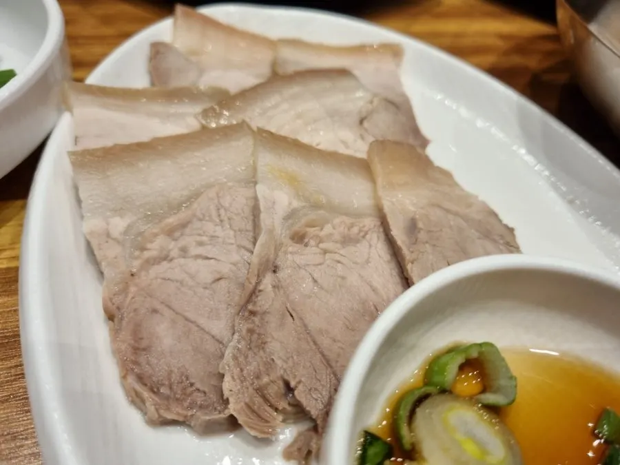 접시에 담긴 수육 한 점