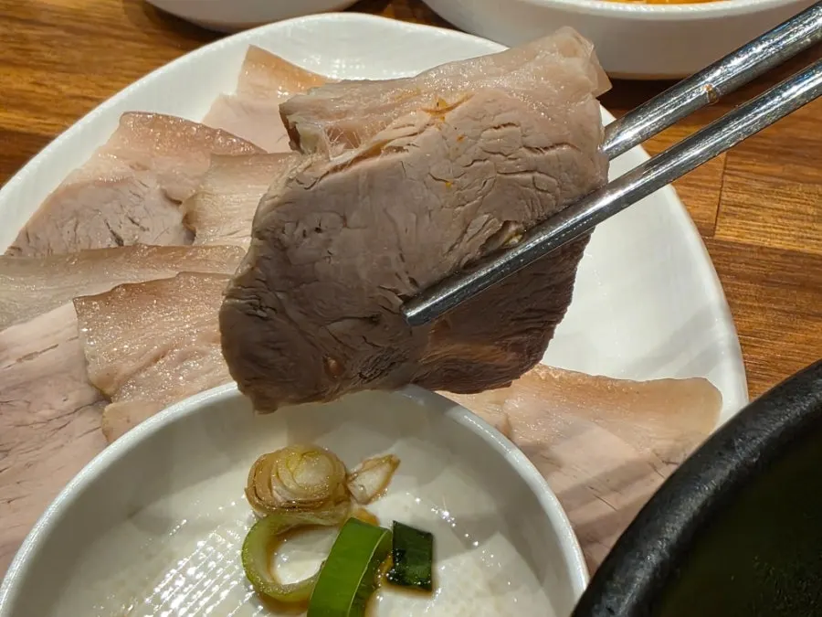수육백반의 수육 접시 클로즈업