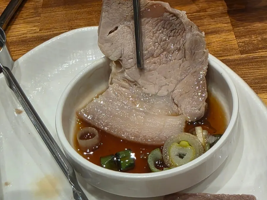 김치와 부추를 곁들인 수육