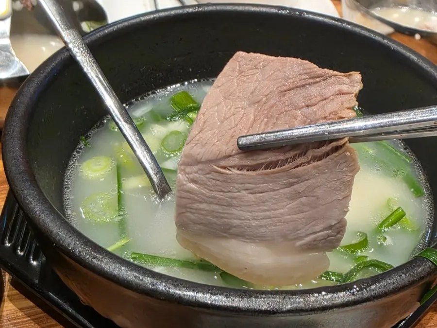 수육백반과 함께 나온 국밥 한 그릇