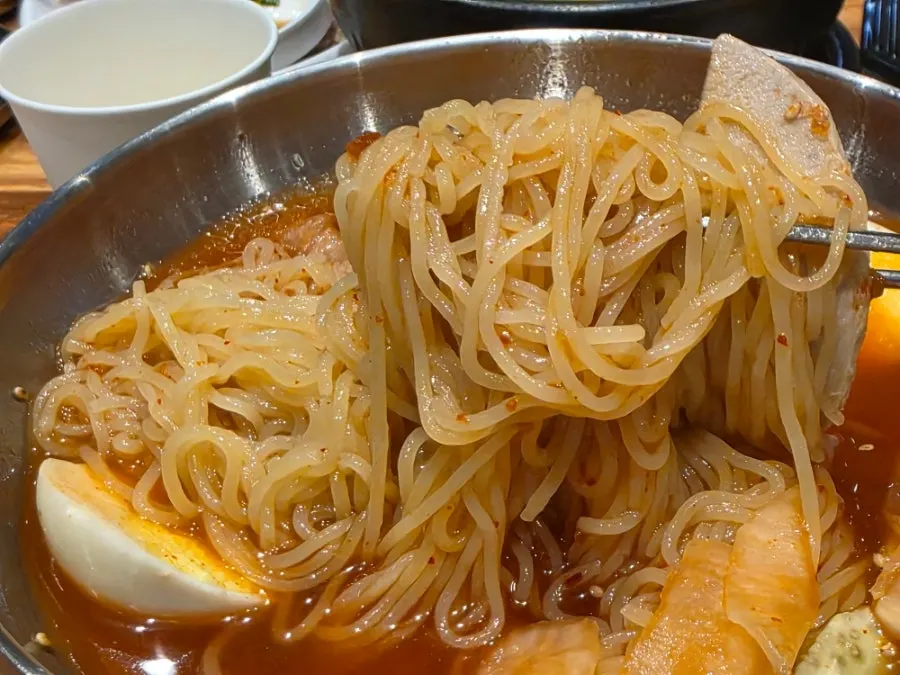 양념을 비빈 밀면 면발