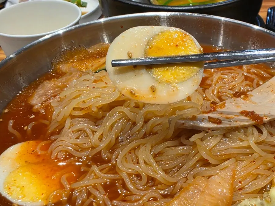 쫄깃한 밀면 면발을 들어 올린 모습