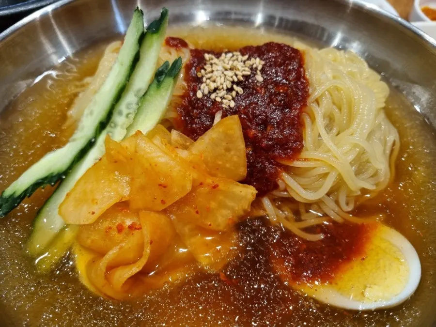 돼지국밥과 밀면을 함께 차린 상