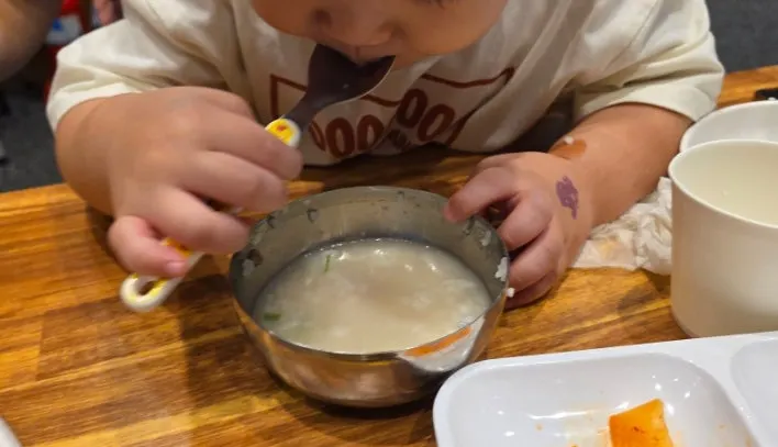 여러 메뉴를 나눠 먹는 가족 식사 상차림