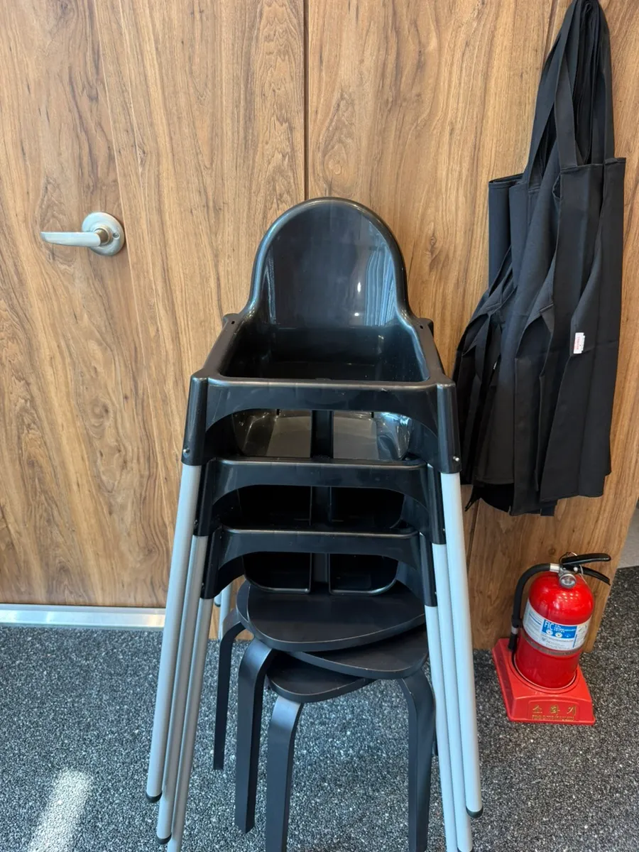 A baby chair provided in the restaurant