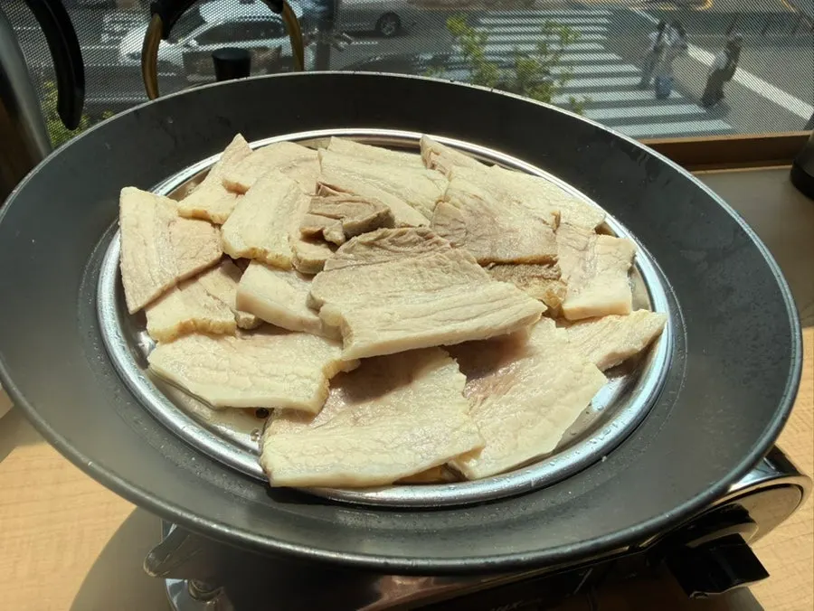 Plate of suyuk kept warm