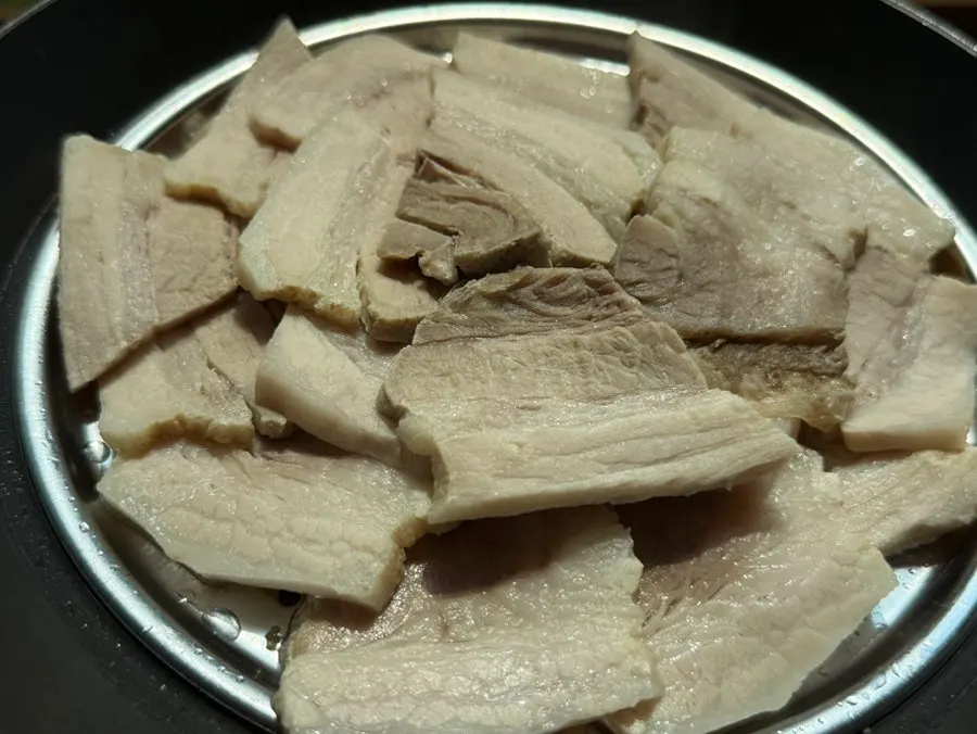 Suyuk with lettuce wraps and special sauce