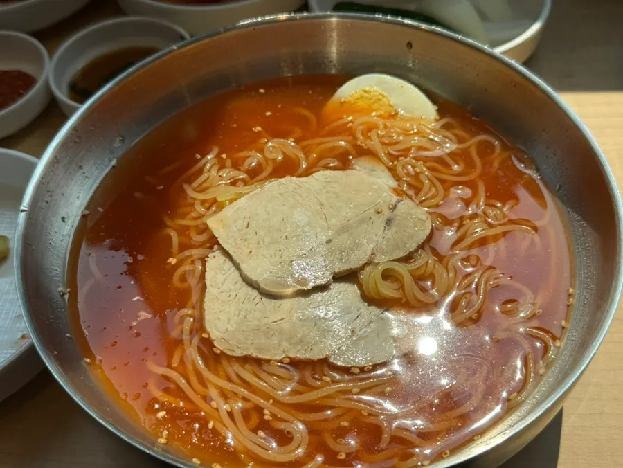 Thick meat topping on the mul milmyeon