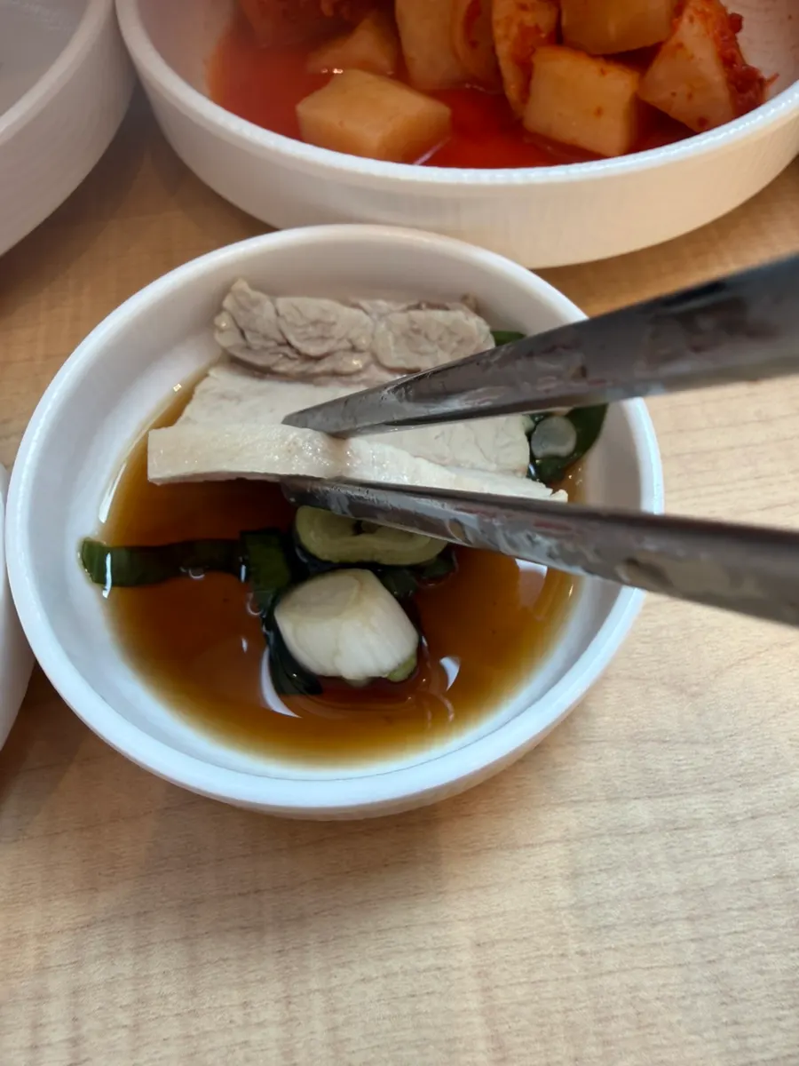 Suyuk and vegetables wrapped in lettuce