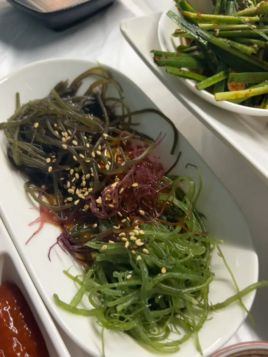 Wrapping octopus and boiled pork in lettuce with vegetables