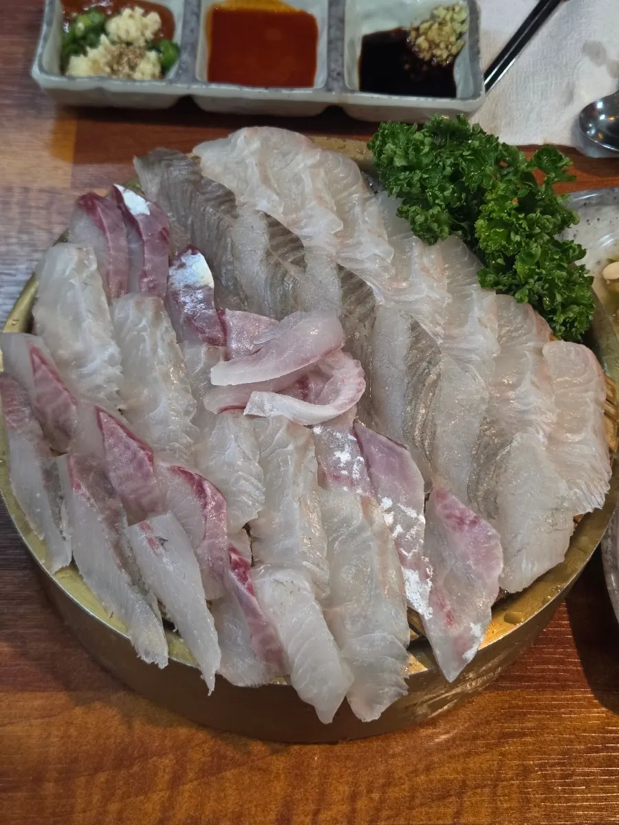Medium assorted sashimi with included maeuntang