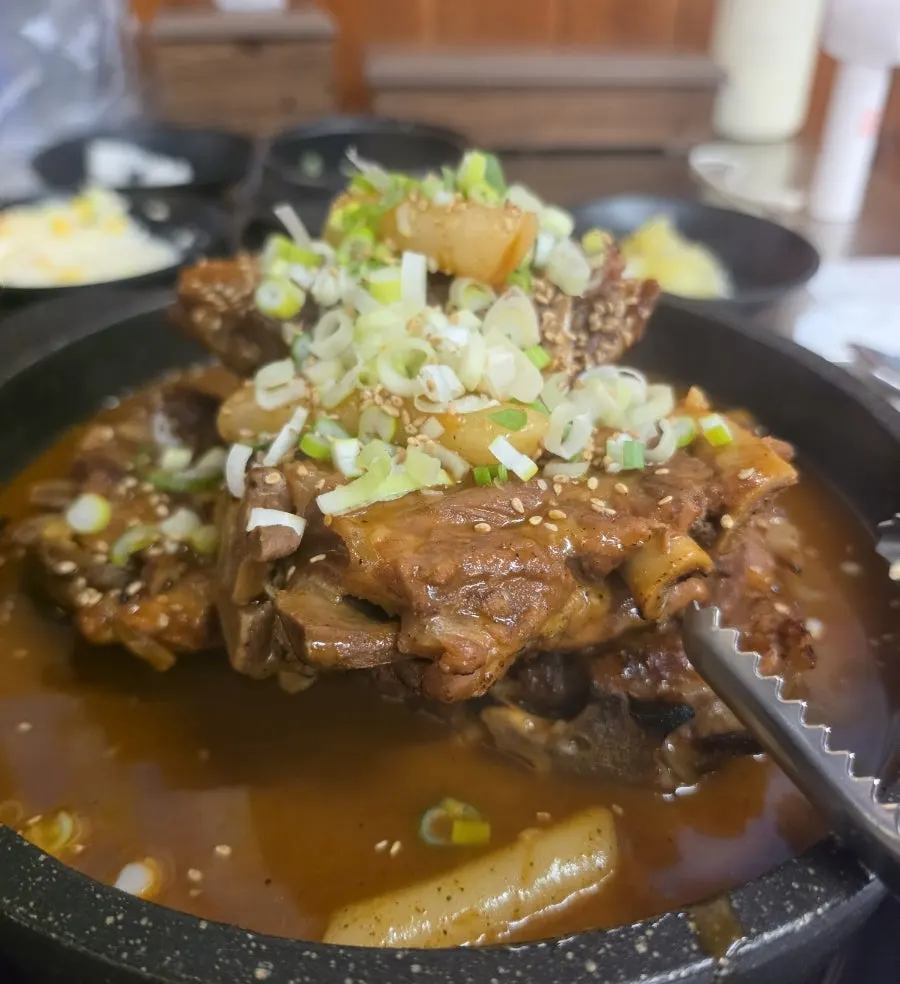 차곡차곡 쌓인 팔도뼈구이