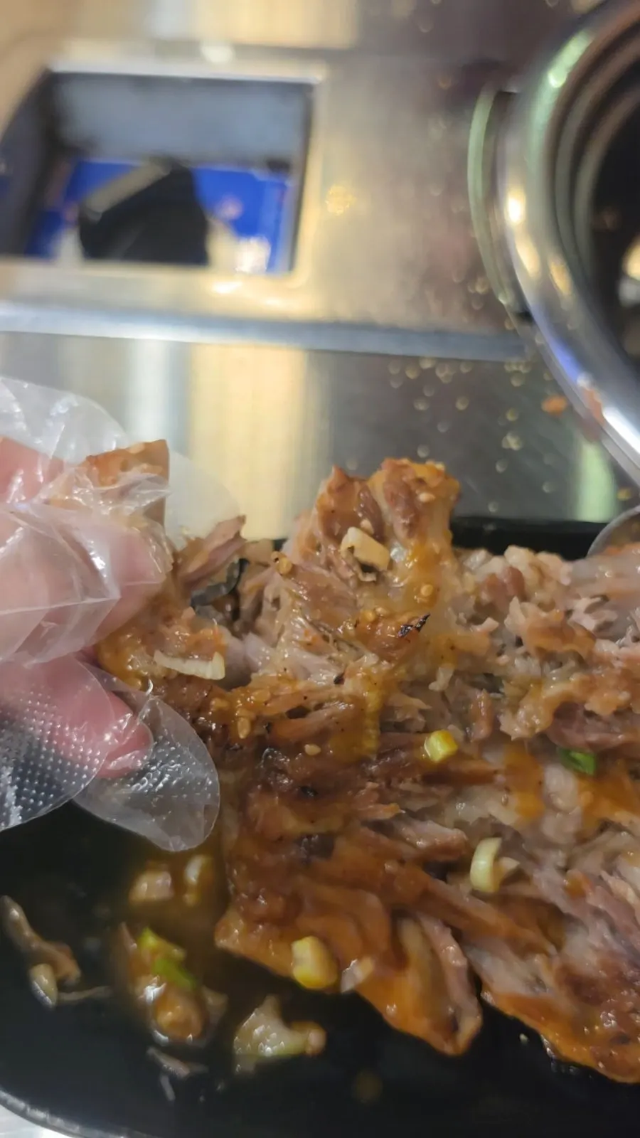 뼈구이 살코기를 발라 먹는 모습