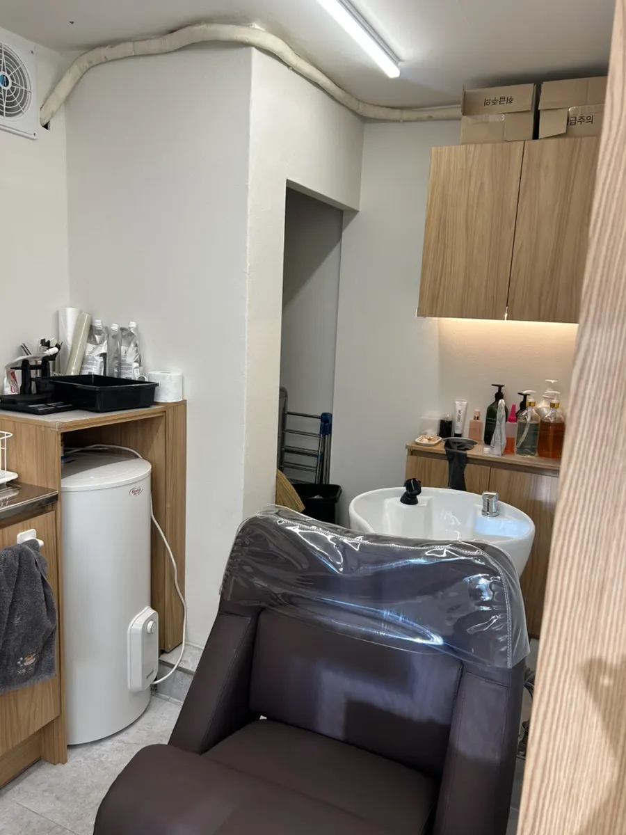 Small but open-feeling interior of Billogeu Hair