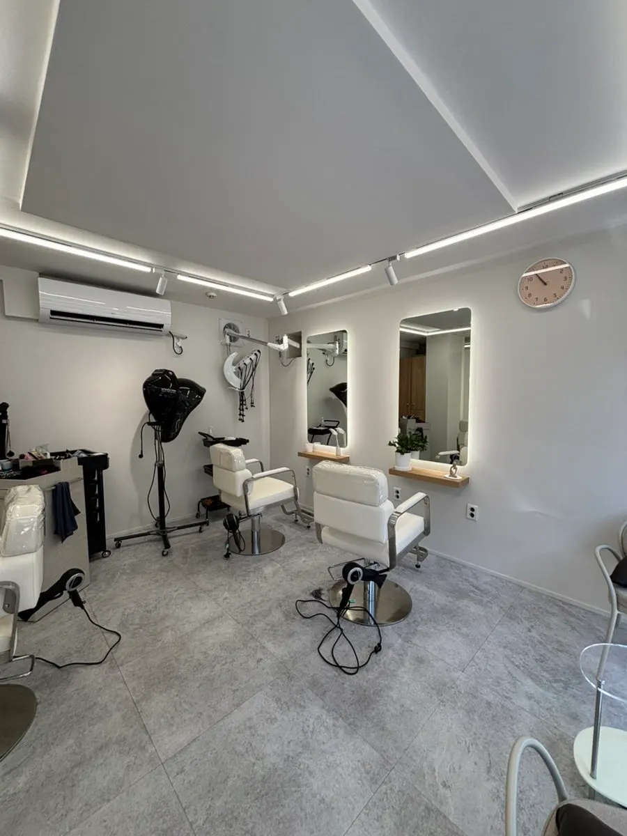 Exterior of the ground-floor Billogeu Hair salon in Yeonji-dong, Busan