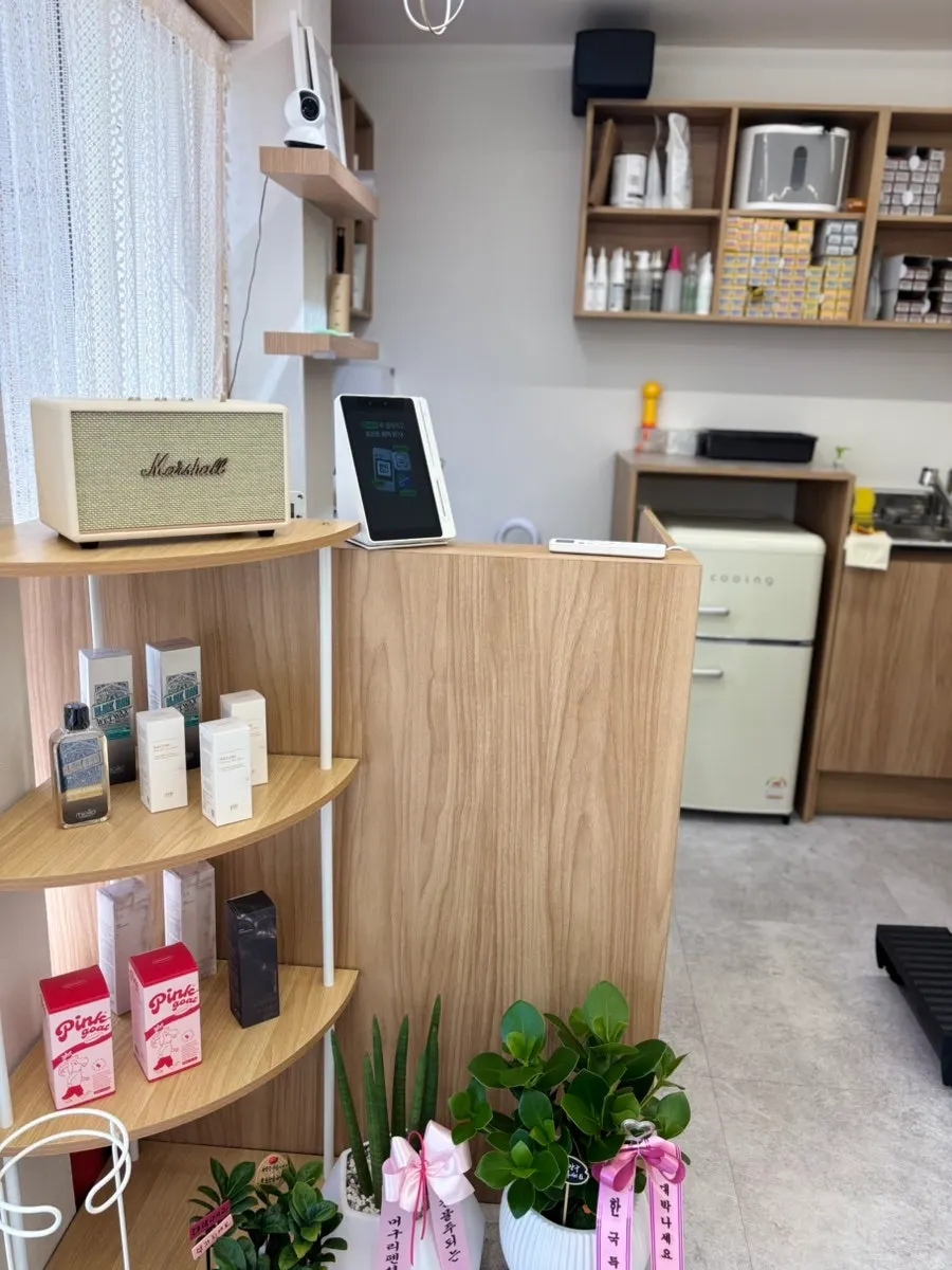 Waiting area at Billogeu Hair