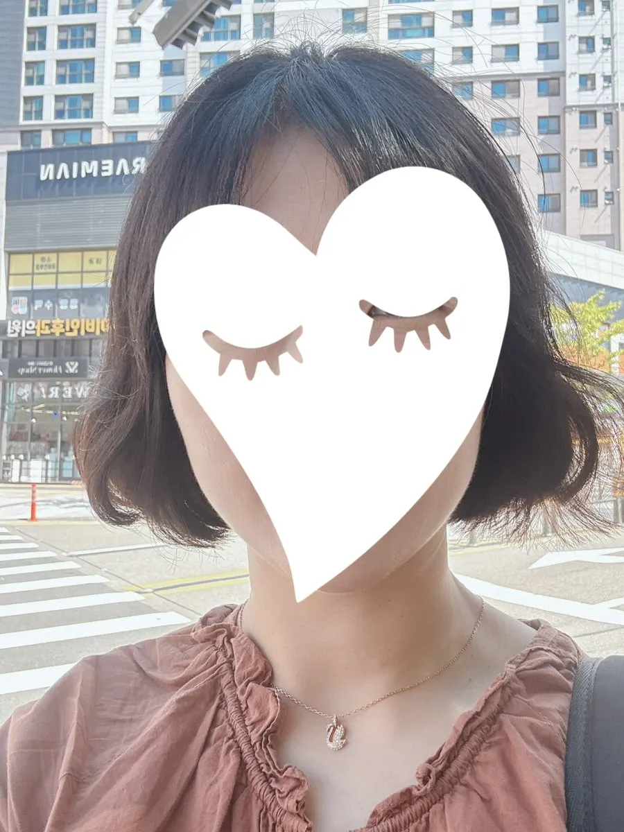 SC-curl hair outdoors in the wind