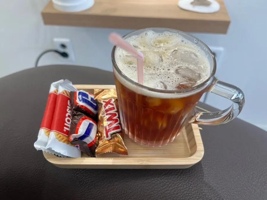 Coffee and cookies served during the treatment
