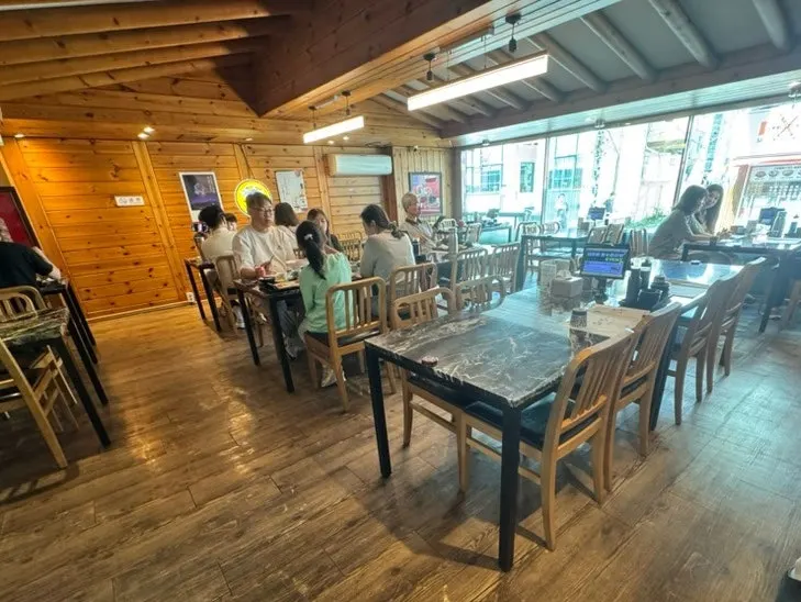Dining room at Moshi Moshi PNU Branch during early lunch