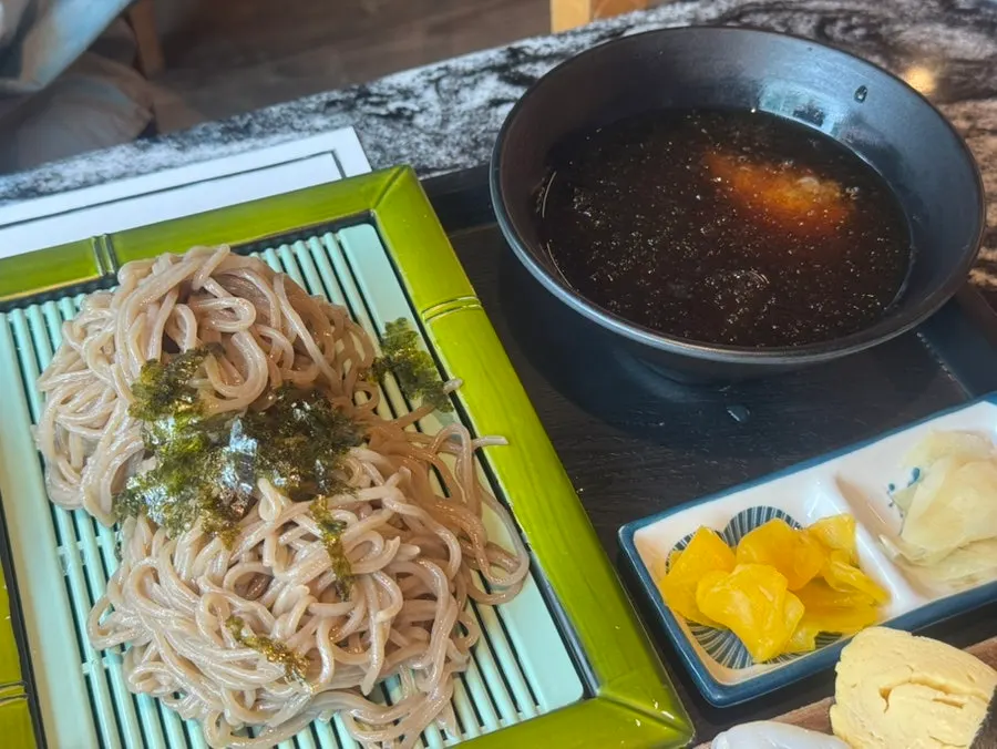 Soba set with sushi and buckwheat noodles