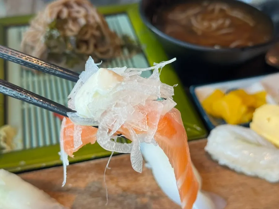 Varied sushi from the soba set