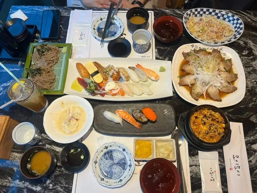 광어초밥이 빠진 초밥과 판모밀