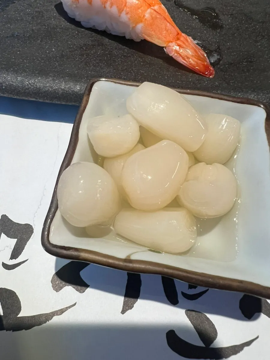 초밥과 차슈 알밥을 담은 한 상