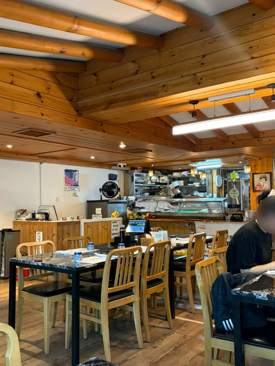 Open kitchen at Moshi Moshi PNU Branch