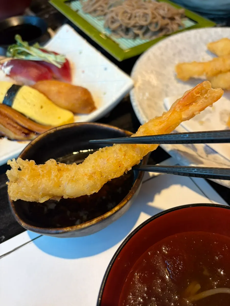 Shrimp tempura served with dipping sauce