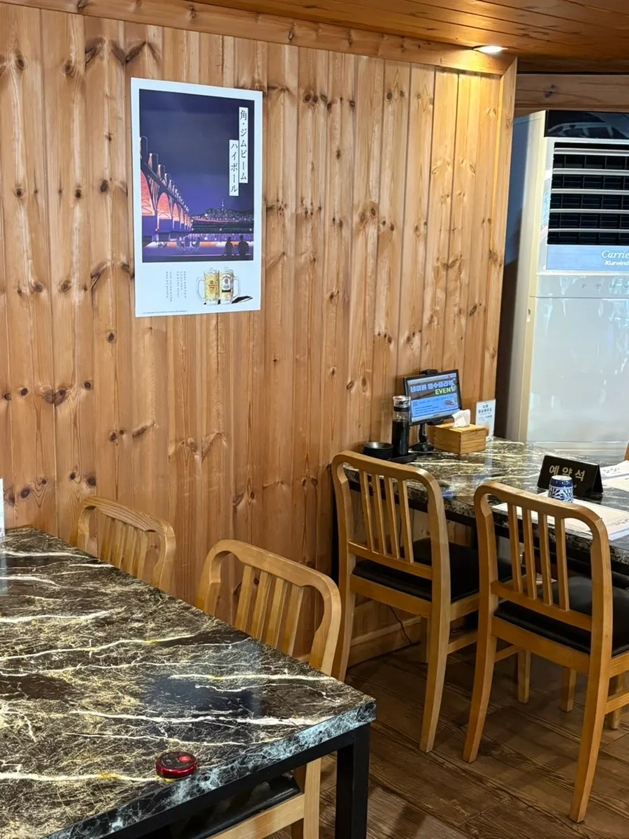Window seating at Moshi Moshi PNU Branch