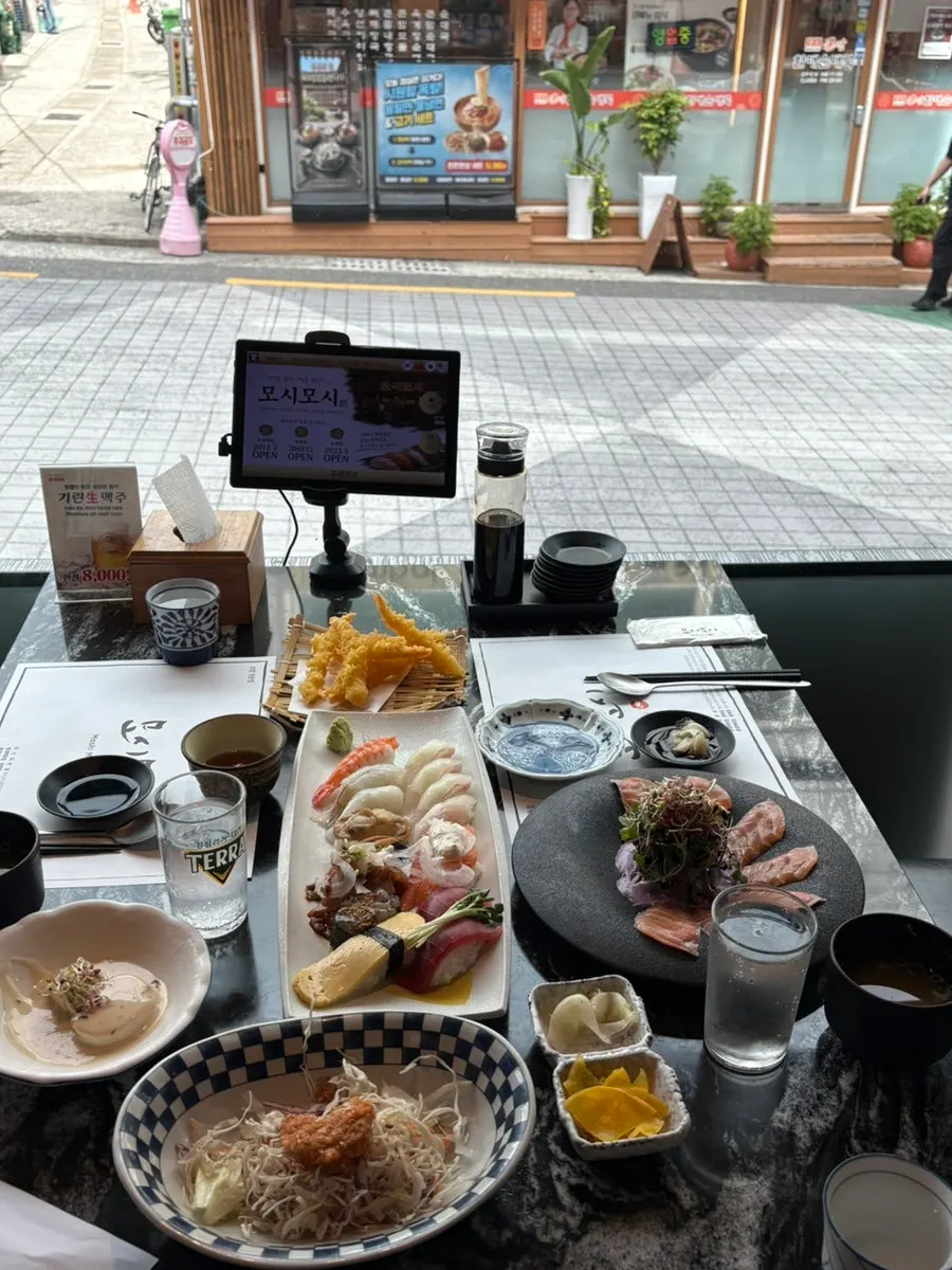 Plate of 16 pieces of assorted sushi