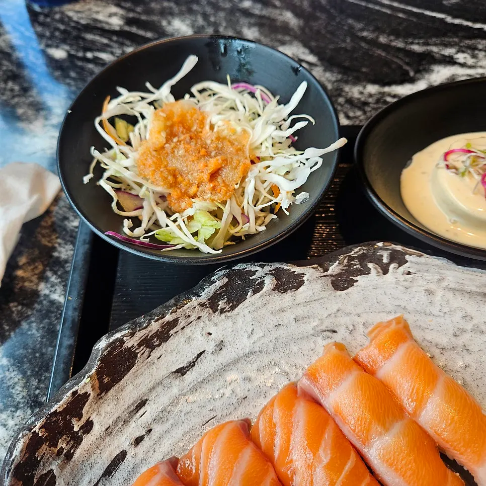 참치와 연어가 차려진 테이블