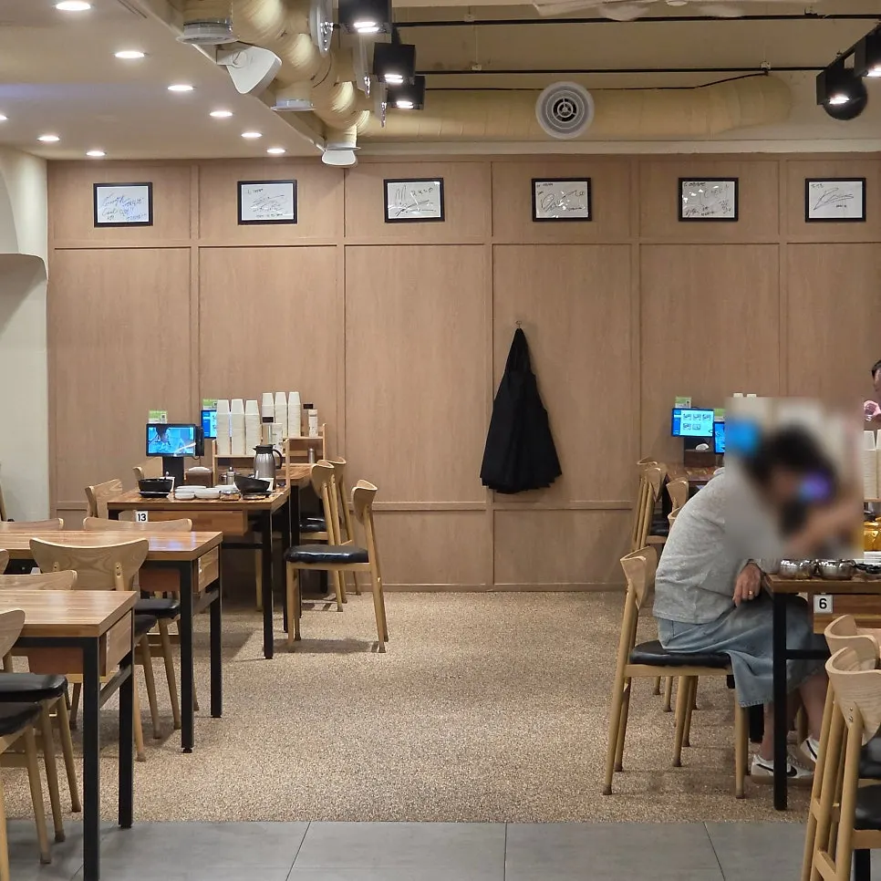 밀면과 돼지국밥을 함께 파는 메뉴 안내