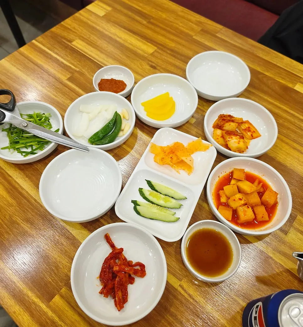 종이컵과 소금 후추가 놓인 테이블