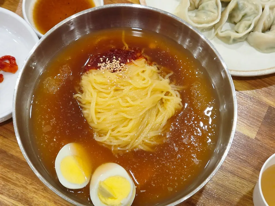 밀면 면을 들어 올린 모습