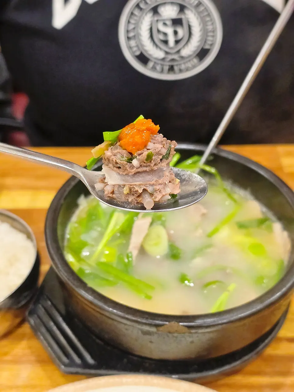 두툼한 고기가 보이는 국밥 속