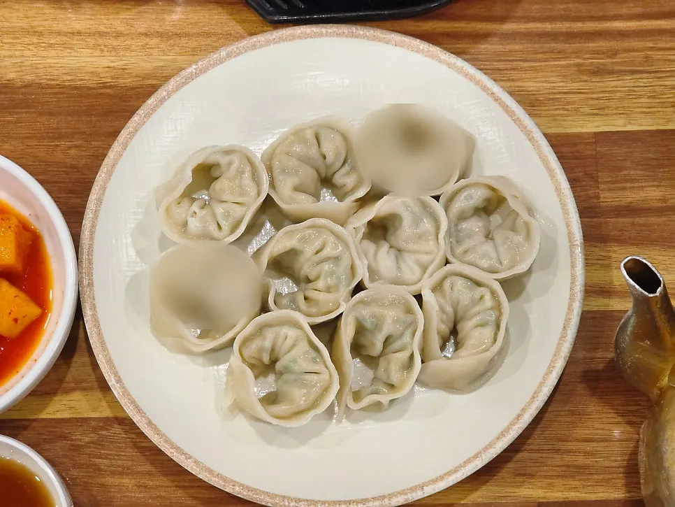 밀면과 국밥을 하나씩 시킨 테이블