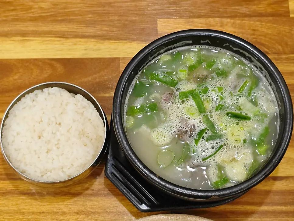 밀면 국밥 만두가 함께 놓인 상