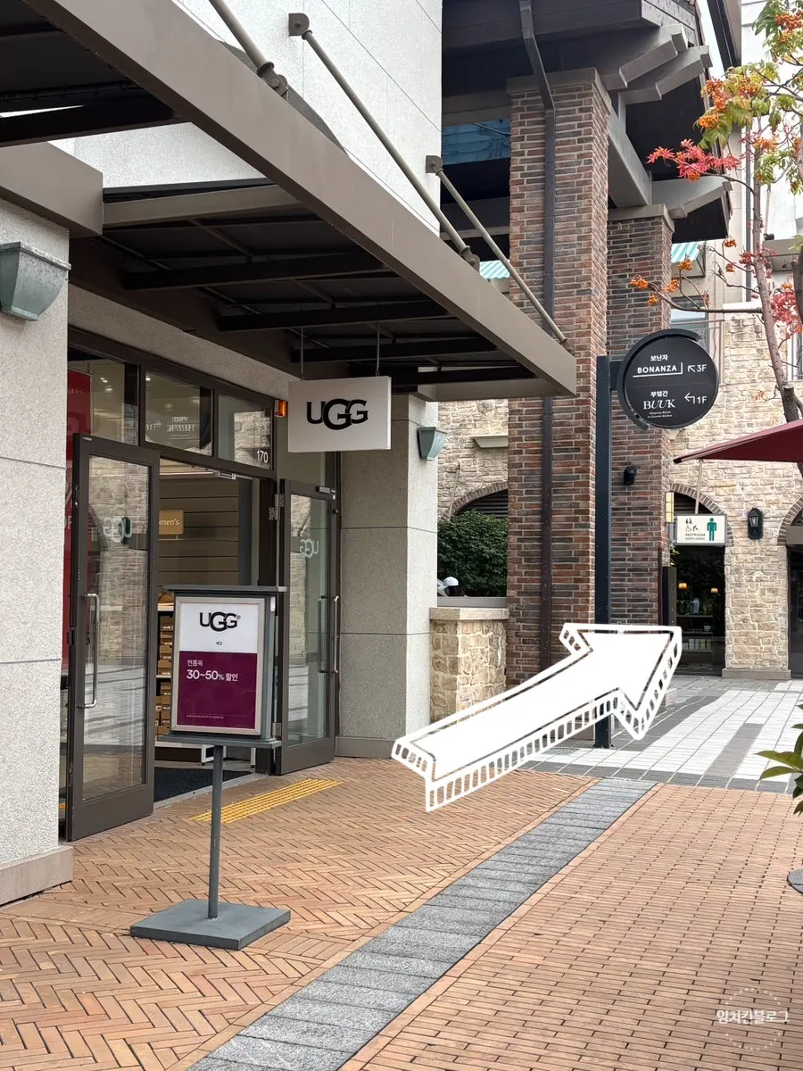 아울렛 1층 상점 거리를 걸어가는 모습