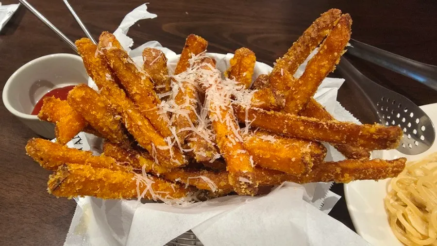 테이블에 차려진 부엌간 주문 메뉴 세 가지