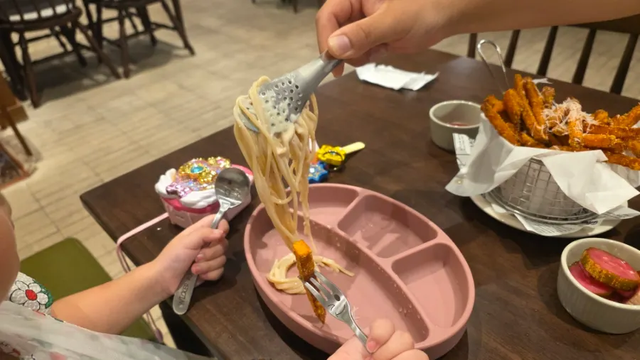 크림소스가 넉넉히 묻은 까르보나라 면