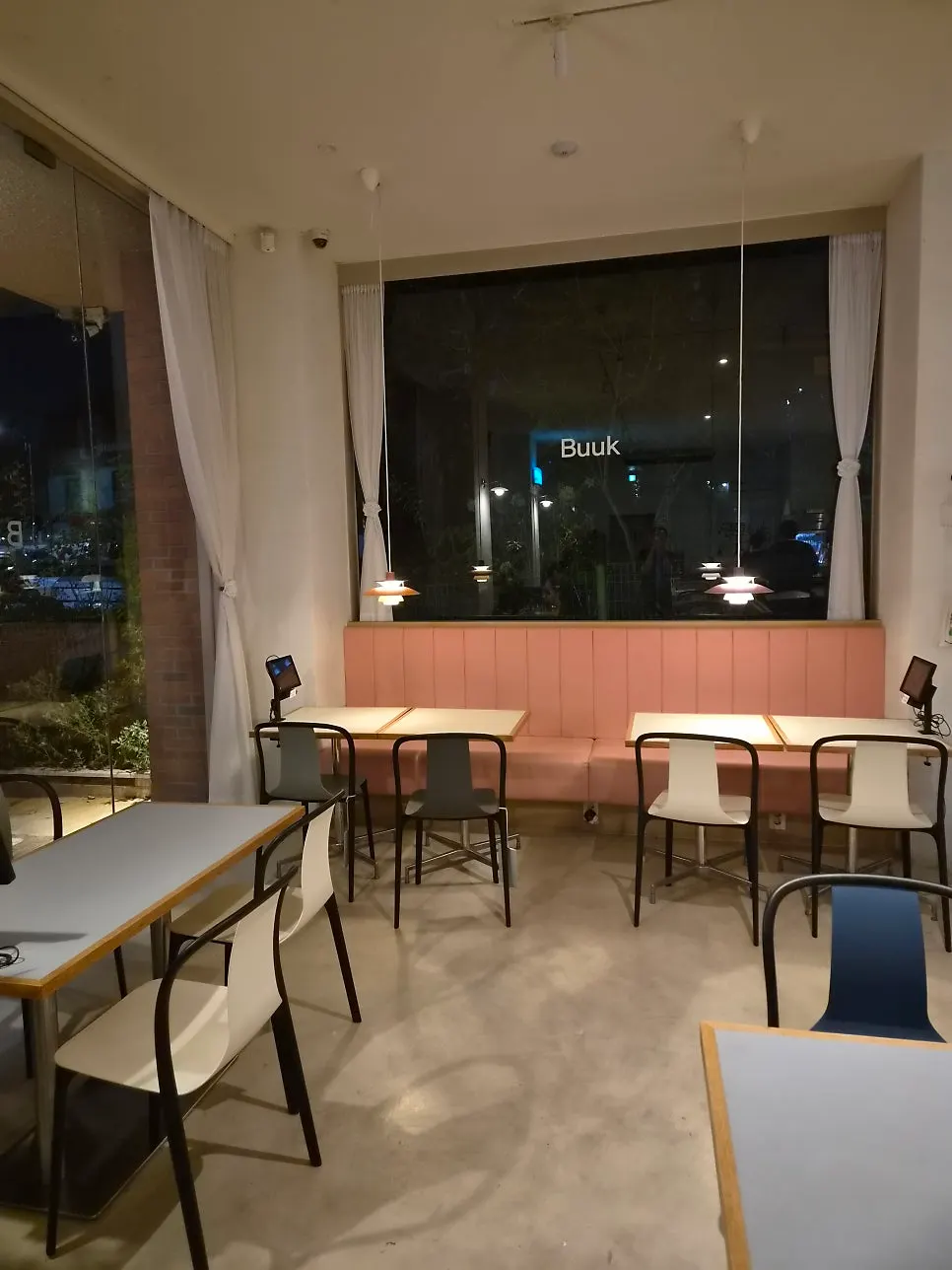 넓은 테이블 간격의 매장 내부