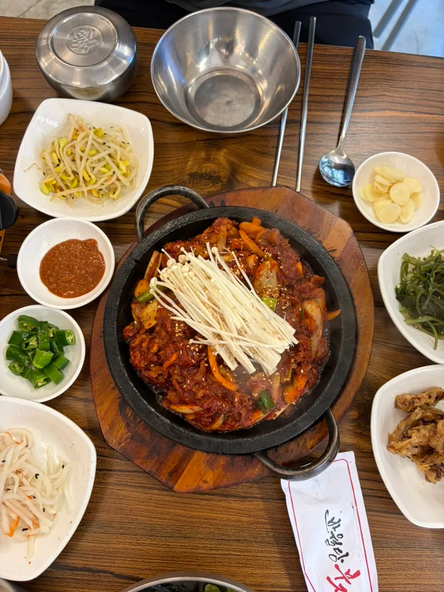 Stone-plate fire-grilled jeyuk bokkeum table setting for two