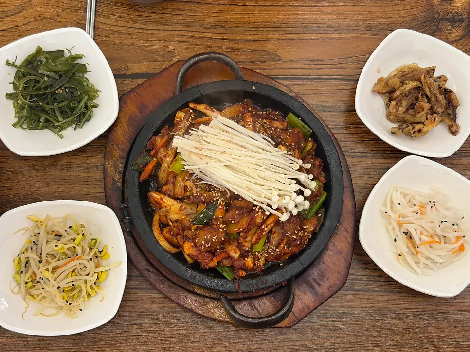 직화 오제볶음과 기본 반찬 한 상