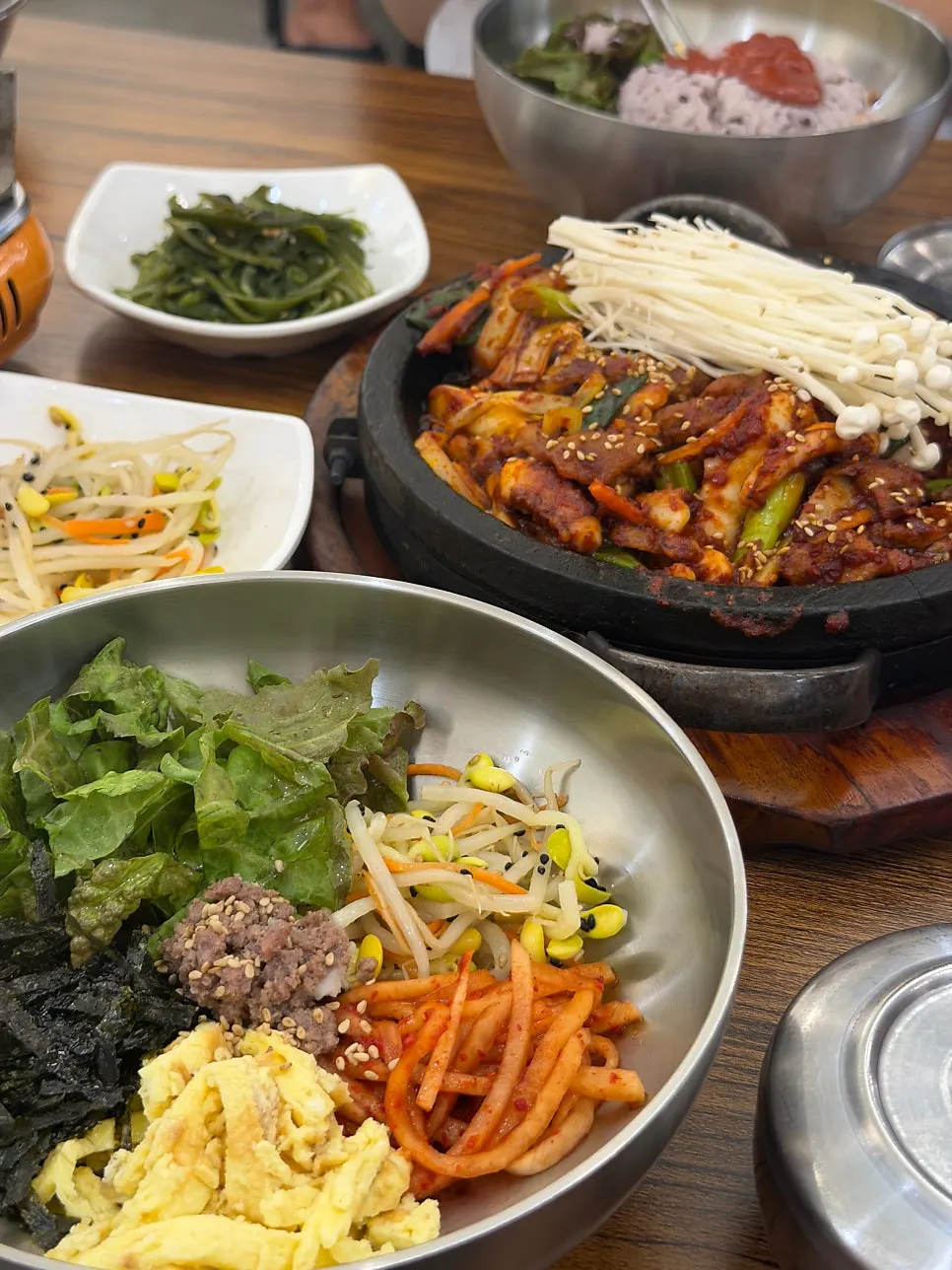 부자비빔밥 재료가 담긴 그릇