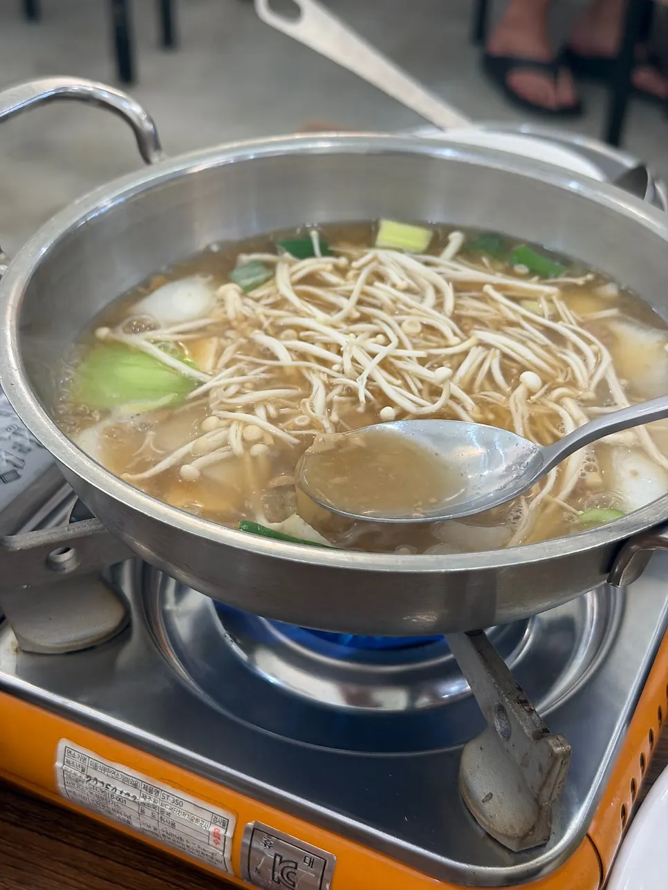 비빔밥 위에 올린 오징어와 제육
